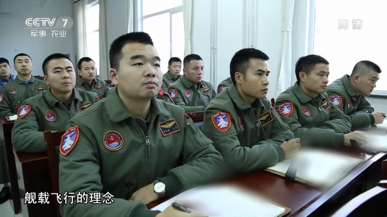 飞鲨战机与歼-15，究竟是何关系？，飞鲨战机与歼-15的关联揭秘