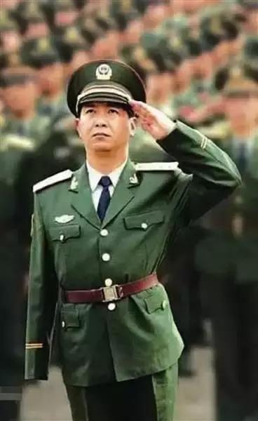 独臂将军丁晓兵，军旅生涯的转型之路，独臂将军丁晓兵，军旅生涯的蜕变之路