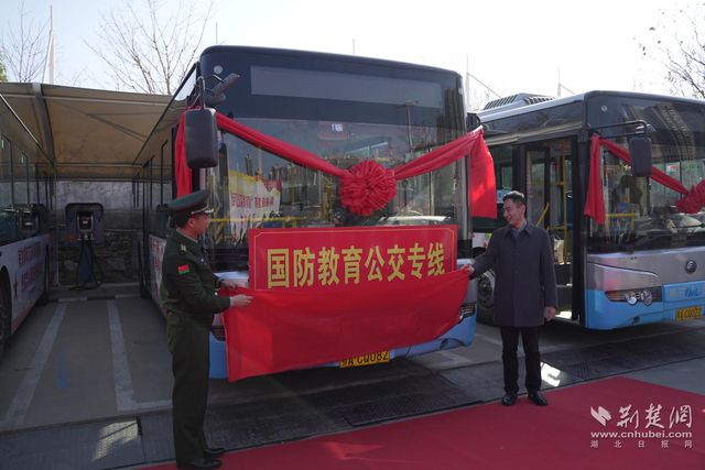 国防军事主题公交，城市中的军事文化与国防教育新平台，城市中的国防军事主题公交，军事文化与国防教育融合的新平台