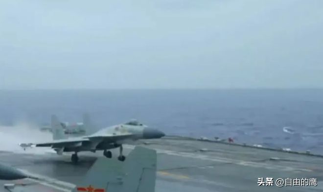 歼-15在航母上起飞的震撼视频，展现中国海军航空兵力量之风采，歼-15航母起飞视频，中国海军航空兵力量的壮丽展示