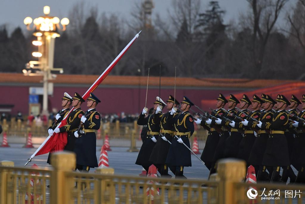 仪仗队升国旗图片的庄严与荣耀，庄严与荣耀，仪仗队升国旗的瞬间图片展示