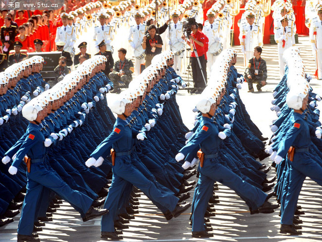 阅兵方阵转队形，展现力量与秩序的完美融合，阅兵方阵变换阵容，力量与秩序交融展现风采