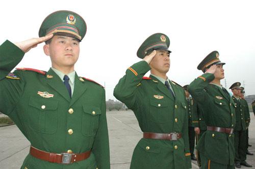 武警新式常服棉大衣，科技与传统融合的力量体现，武警新式常服棉大衣，科技与传统融合的典范