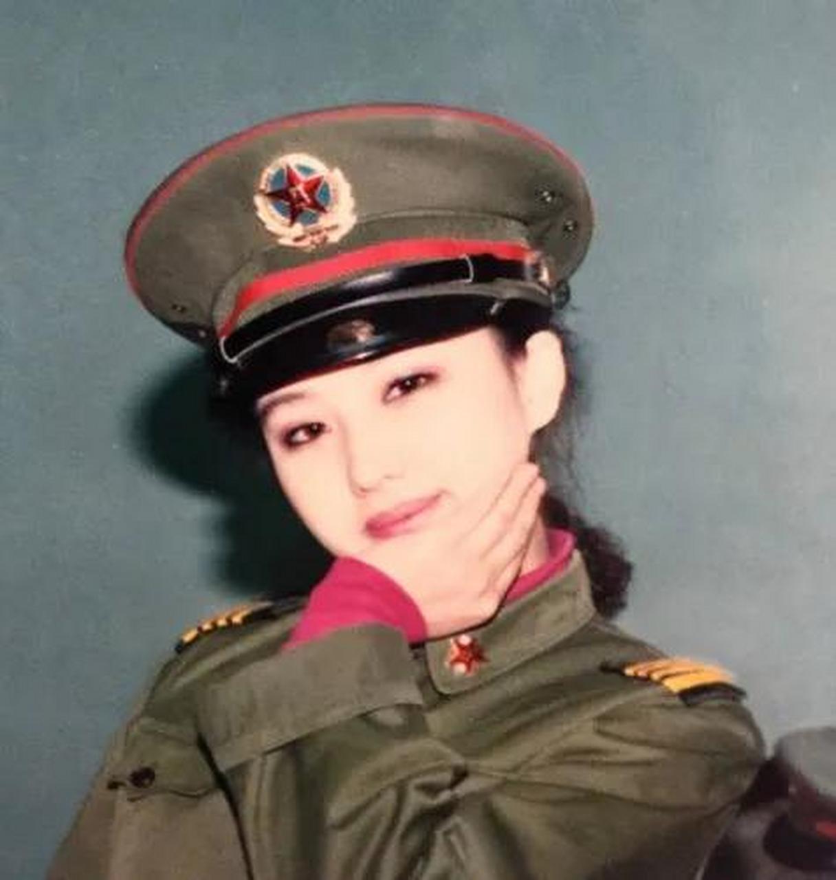 揭秘历史中的女性力量，一张珍贵的87年女兵军装照片的故事，珍贵女兵军装照揭示，历史中的女性力量传奇