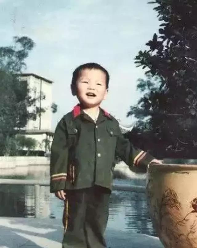 解放军军帽上的五角星，象征与荣耀，解放军军帽上的五角星，象征荣耀与使命