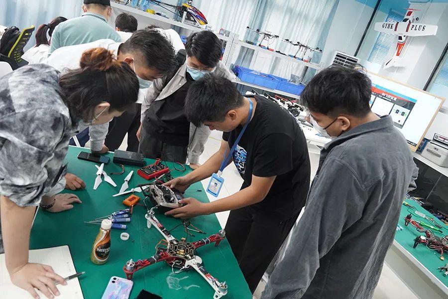翼飞鸿天无人机学院，培育无人机精英的摇篮，翼飞鸿天无人机学院，无人机精英的培育摇篮