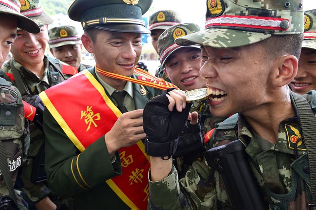 八一勋章与一等功哪个更大，荣誉的层次与内涵解析，八一勋章与一等功荣誉对比，层次与内涵深度解析