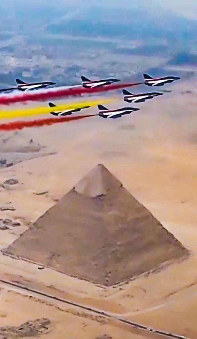 运-20与歼-10飞越金字塔,空中巨匠的壮丽航迹,空中巨匠壮丽航迹,运-20与歼-10飞越金字塔