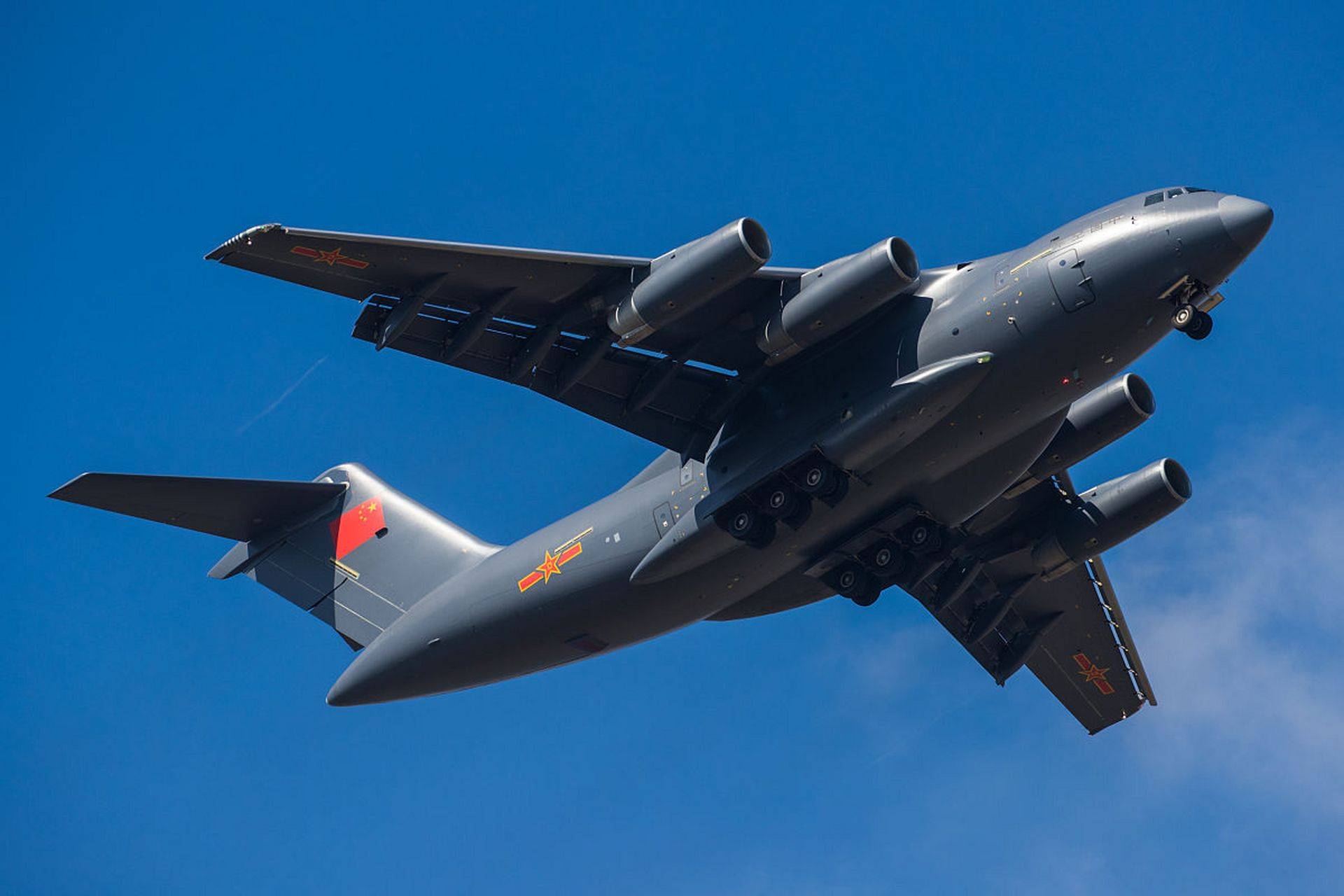 运-20与歼-10飞越金字塔,空中巨匠的壮丽航迹,空中巨匠壮丽航迹,运-20与歼-10飞越金字塔