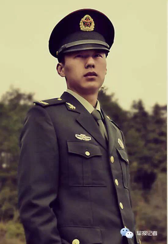 哪个兵种衣服最帅，一场关于军装魅力的探索，军装魅力探索，哪个兵种服饰最帅？