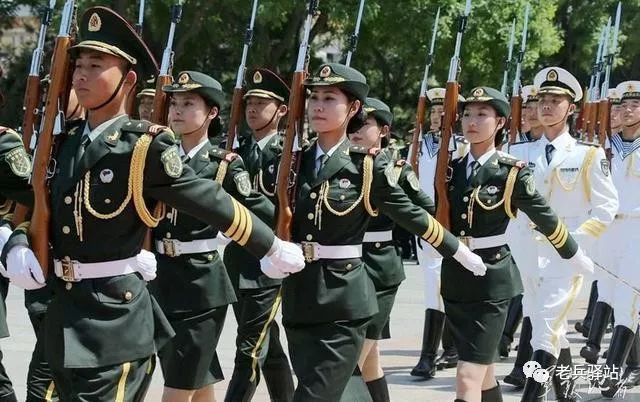 中国女兵照片集，展现铿锵玫瑰的英勇风采，中国女兵风采，铿锵玫瑰的英勇瞬间集萃