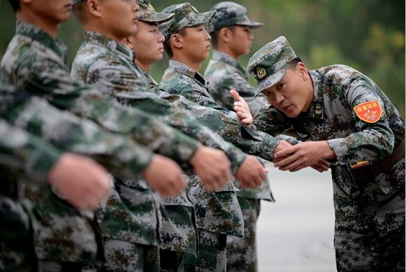 普通人穿作训服违法吗？——关于公众着装与法律法规的探讨，公众着装选择，作训服能否随意穿着？法律解读与探讨