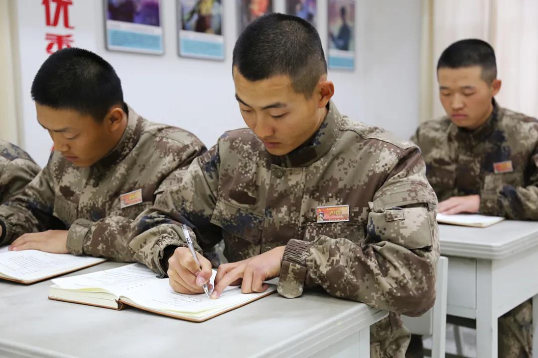 老兵对抗新兵，一场精神与技能的较量，老兵与新兵对决，精神与技能的巅峰较量