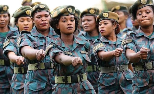 中国女兵穿红衣服阅兵，展现新时代风采与力量，中国女兵穿红衣服展现新时代风采与力量，阅兵中的飒爽英姿
