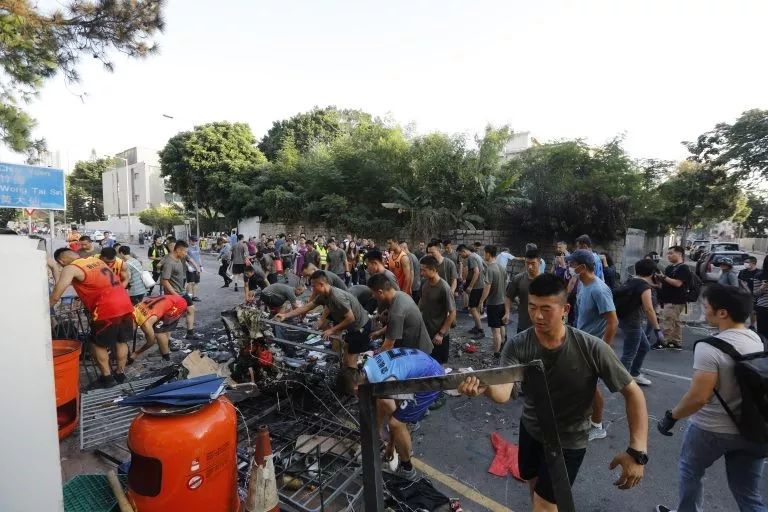 驻港部队走上街头，展现军民融合深度发展的正能量，驻港部队街头展示，军民融合深度发展的正能量