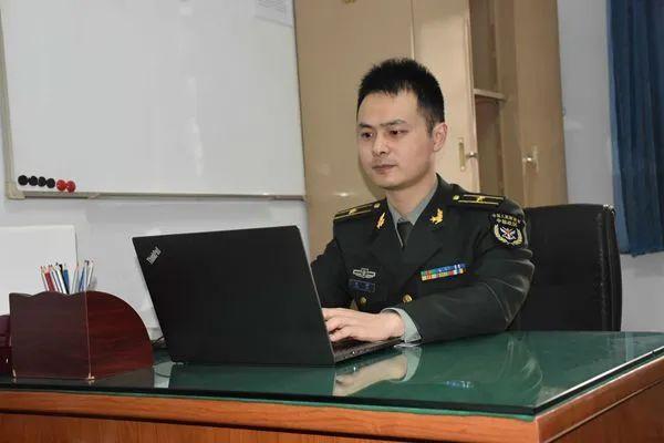 沙场阅兵宣传图片，展现军队风采，激发民族自豪感，沙场阅兵宣传图片，展现军队雄姿，激发民族自豪感