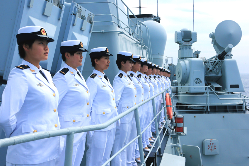阅兵女海军第二排第一个，荣耀的瞬间与背后的故事，阅兵女海军第二排首位人物，荣耀瞬间背后的故事