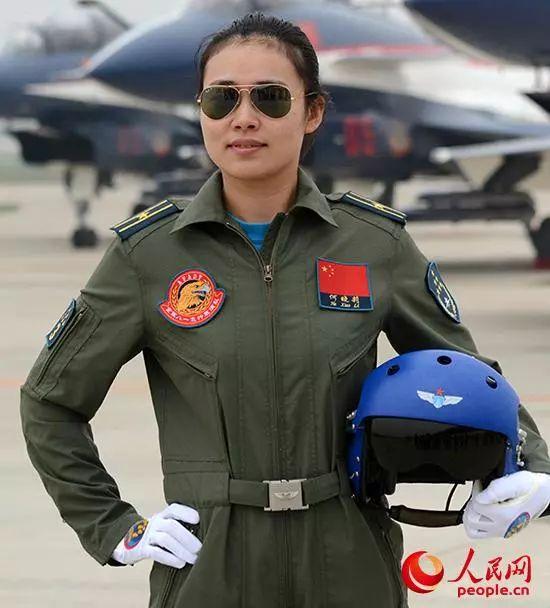 揭秘飞行员军衔背后的故事，从普通新兵到高级军官的何晓莉之路，从普通新兵到高级军官，揭秘飞行员军衔背后的故事——以何晓莉之路为例