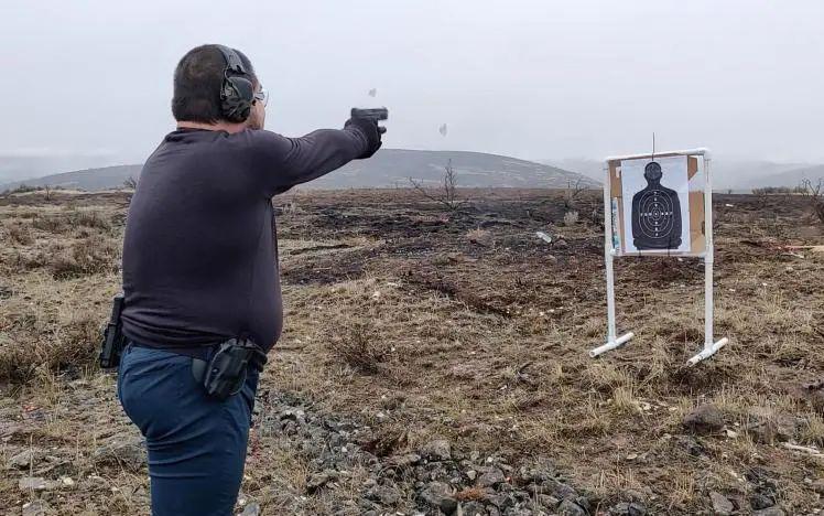 两枪胸口一枪头,悲剧背后的深思,悲剧背后的反思,枪口下的瞬间与永恒