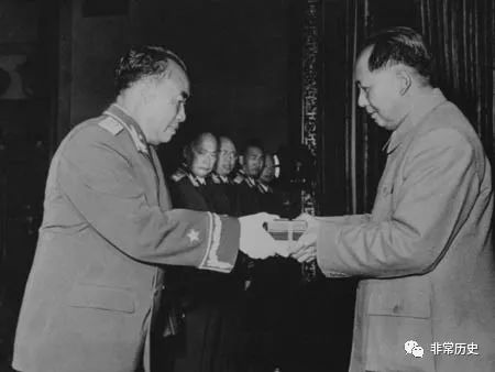 八一勋章被收回的人，一位英雄的真实故事，八一勋章背后的故事，一位英雄的真实历程与荣誉的失落