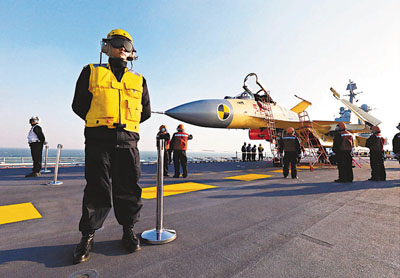 歼-15战斗机首次着舰成功,中国海军航空兵迈入新纪元,歼-15战斗机成功首飞,中国海军航空兵迈入新纪元里程碑时刻