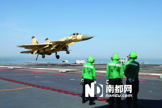 歼-15战斗机首次着舰成功,中国海军航空兵迈入新纪元,歼-15战斗机成功首飞,中国海军航空兵迈入新纪元里程碑时刻