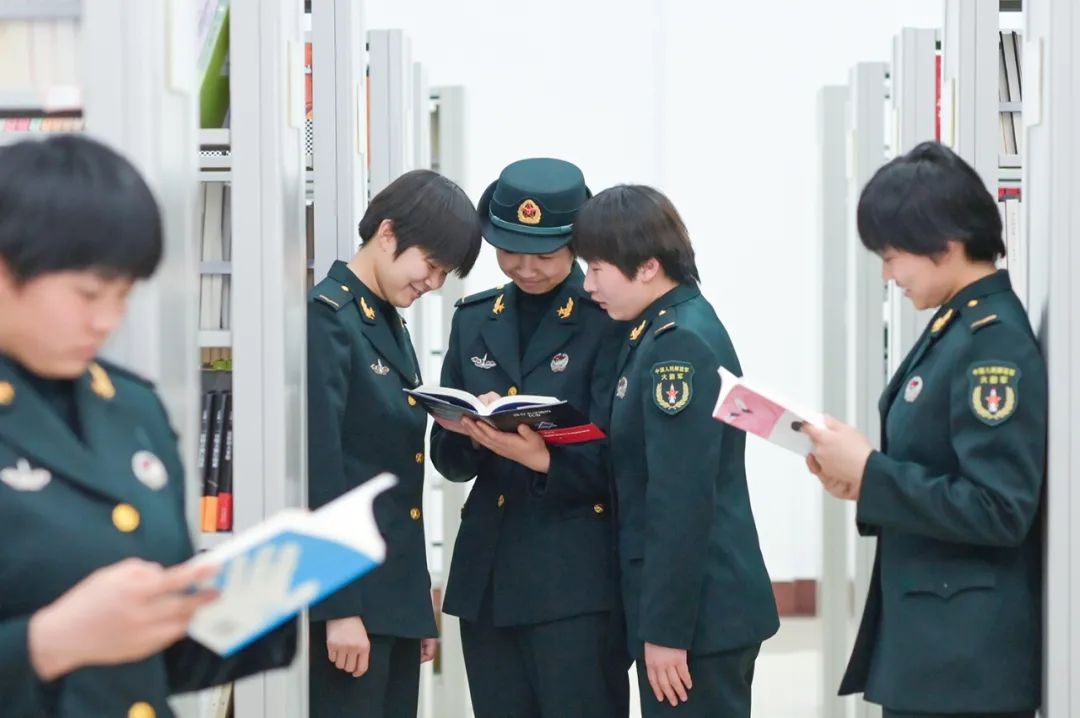 火箭军女兵军服图片，展现力量与荣耀的象征，火箭军女兵军服风采，力量与荣耀的象征图片