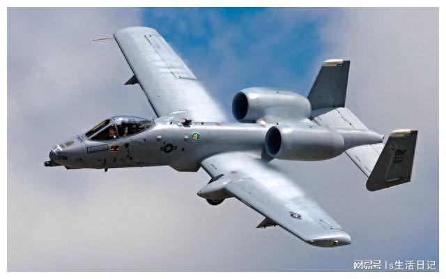揭秘A-10攻击机的威力，空中霸主的力量展现，A-10攻击机，空中霸主的力量揭秘