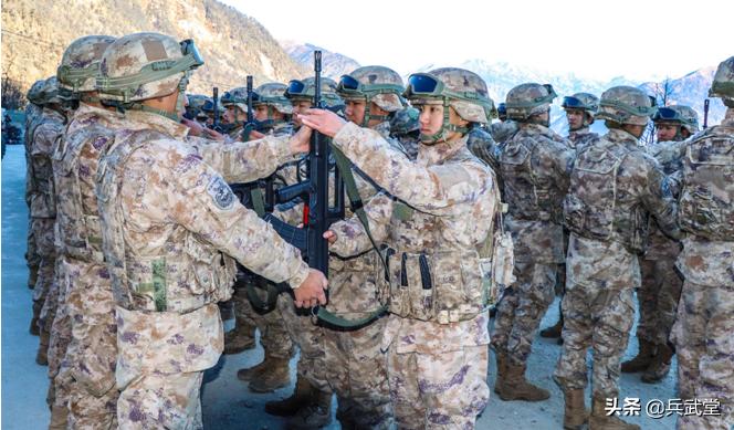 解放军19式星空迷彩服,新时代军服的崭新篇章,解放军19式星空迷彩服,新时代军服的崭新篇章亮相