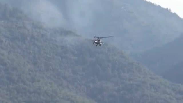 阿帕奇武装直升机火力全开，空中霸主的力量展现，阿帕奇武装直升机火力全开，空中霸主的力量展示