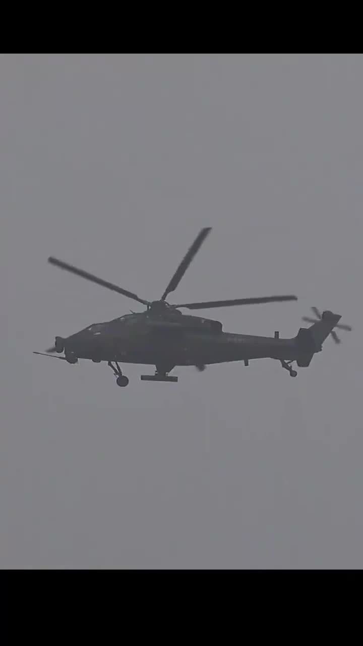 阿帕奇武装直升机火力全开,空中霸主的力量展现,阿帕奇武装直升机火力全开,空中霸主的力量展示