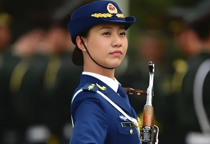 三军仪仗队中的璀璨明珠，女兵程诚与田强的故事，三军仪仗队中的女兵之星，程诚与田强的闪耀故事