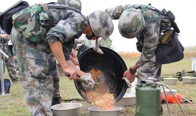 炊事兵在朱日和军演中的坚守与奉献——一场跨越时空的军粮接力，朱日和军演中的炊事兵，军粮接力背后的坚守与奉献
