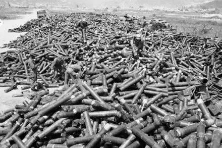 国庆70周年阅兵中的100面战旗，荣耀与力量的展现，国庆阅兵中的荣耀与力量，百面战旗展现辉煌历程