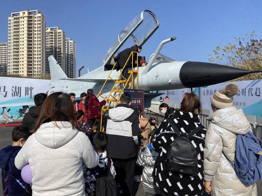 歼-15战斗机，空中力量的骄傲，歼-15战斗机，空中力量的璀璨明珠