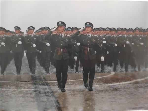 第十五空降军的荣耀与使命，第十五空降军的荣耀使命，英勇无畏，忠诚担当