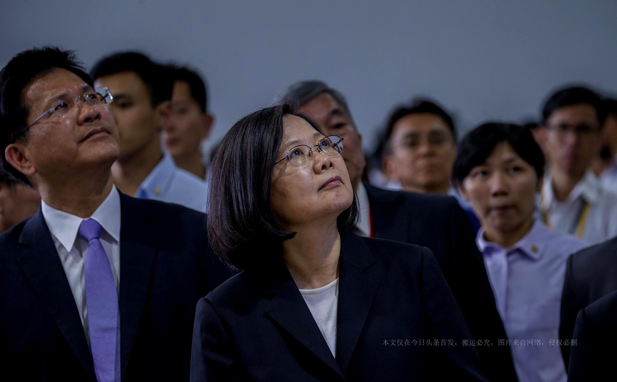 歼-16D电子战飞机的强大实力与优势分析,歼-16D电子战飞机的优势与实力解析