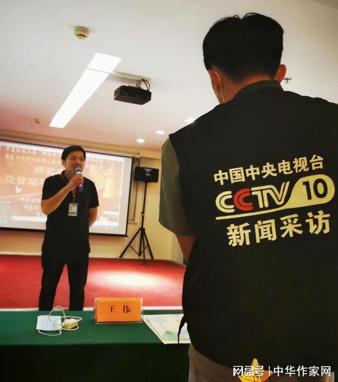 国际观察专家王唯的个人简历与成就，国际观察专家王唯，个人简历与成就概览