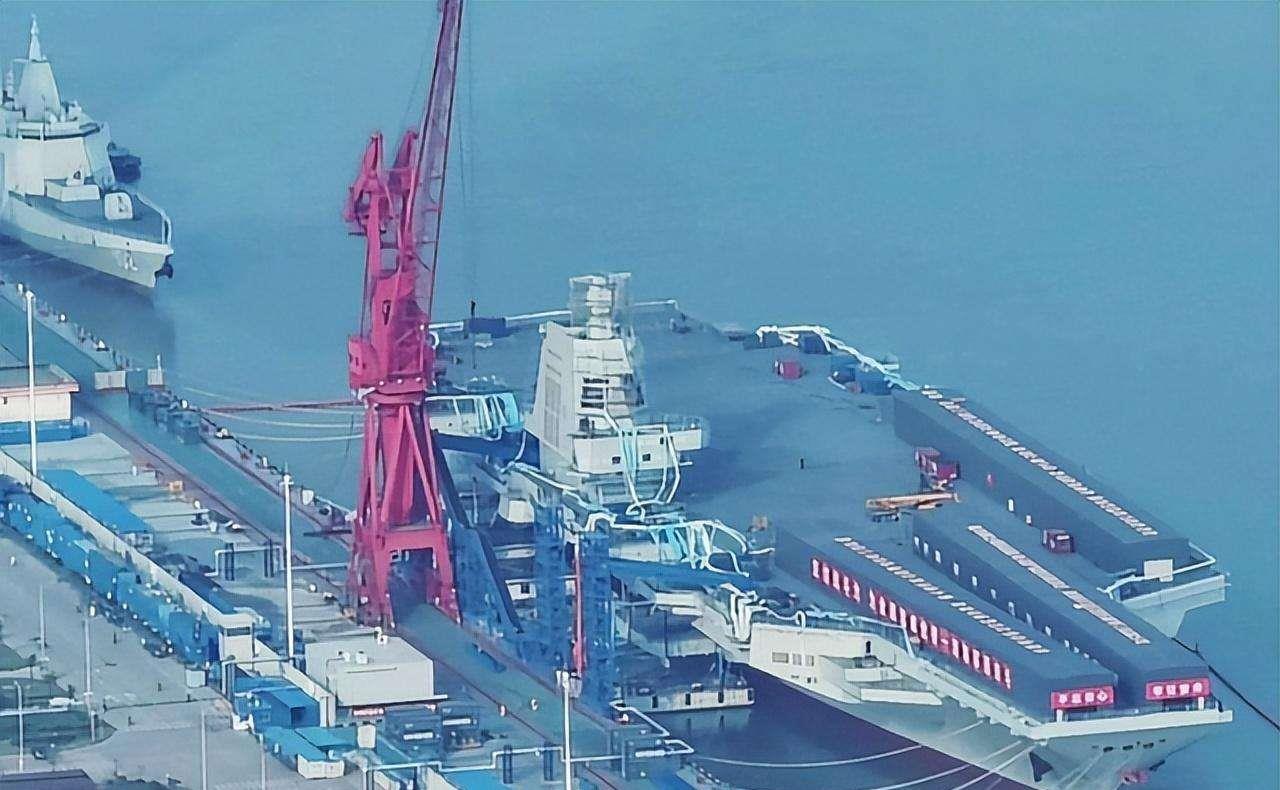 中国舰空母舰，走向深蓝，展现大国力量，中国航母走向深蓝，展现大国力量