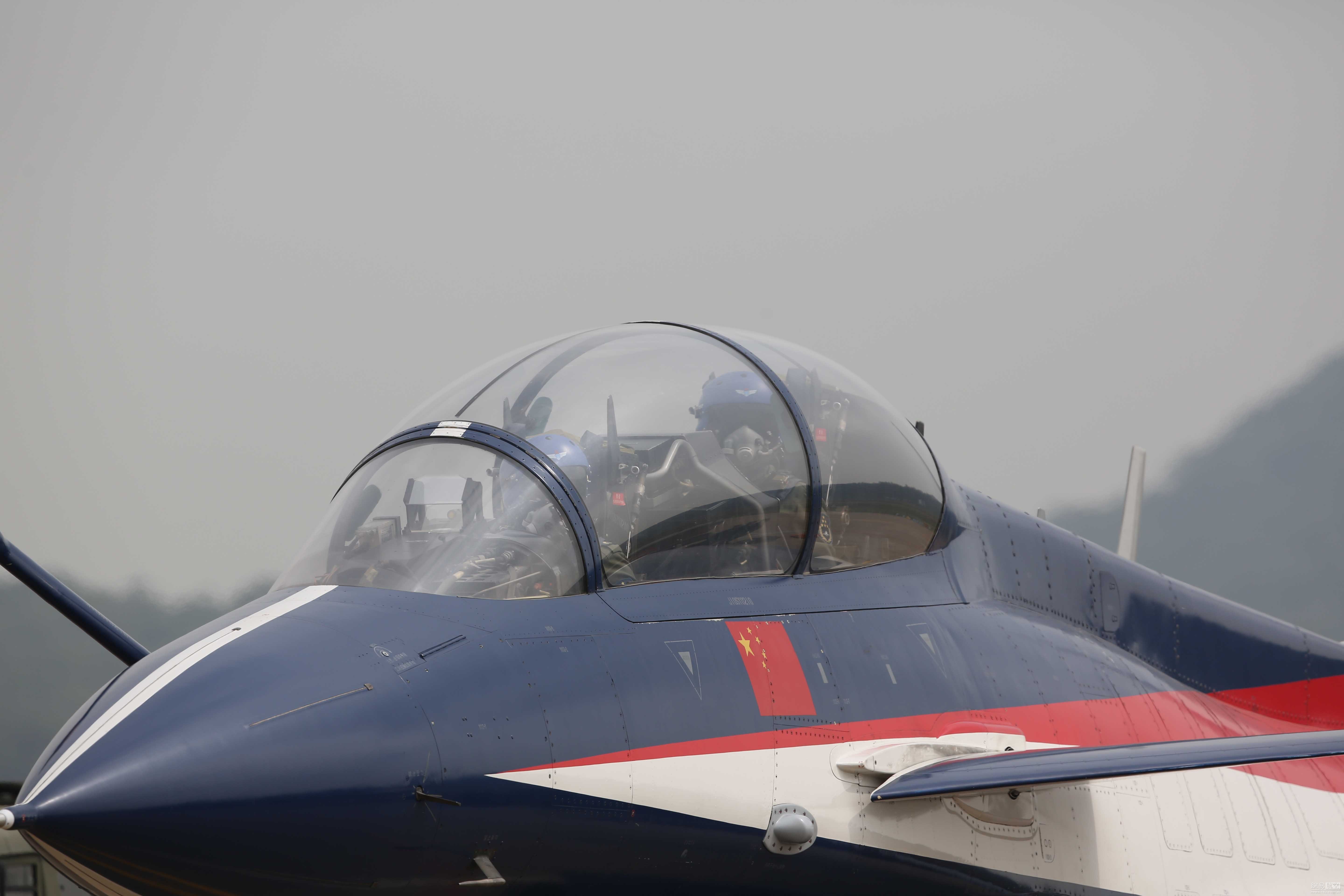 歼-10座舱罩，技术革新与飞行员生存环境的提升，歼-10座舱罩技术革新，提升飞行员生存环境