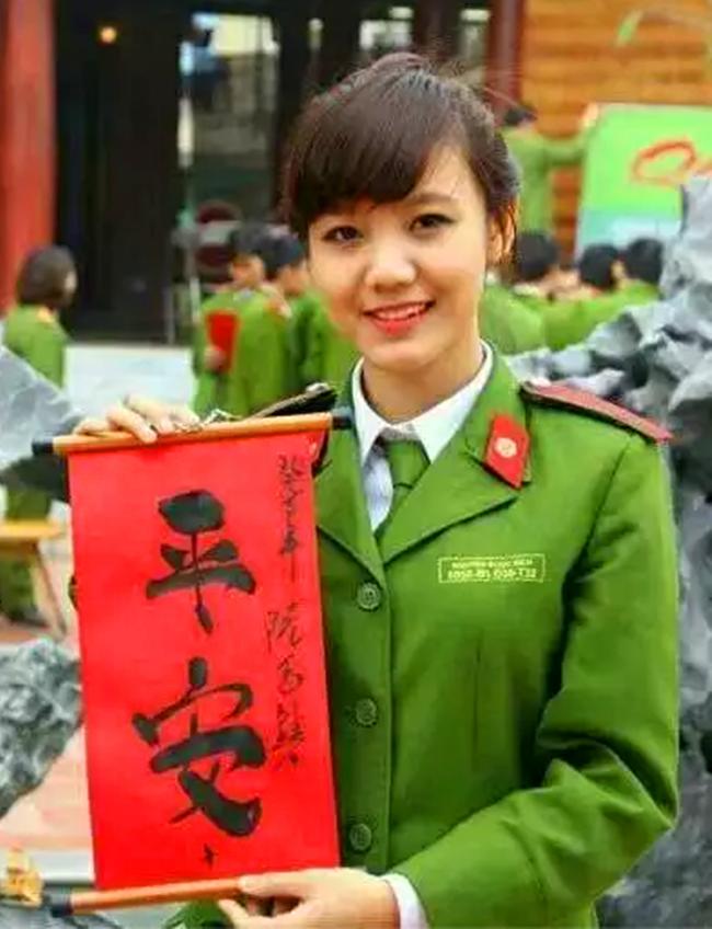 仪仗队空军女兵，荣耀与担当的象征，空军女兵仪仗队，荣耀与担当的象征