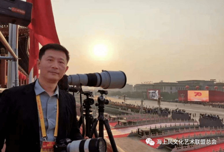 关于中国庆祝建国七十周年大阅兵主持人是谁？的文章，中国庆祝建国七十周年大阅兵主持人揭晓的文章