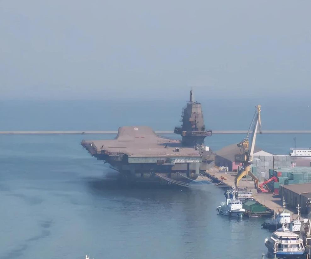 辽宁舰舰长，中国海军的杰出领航者，辽宁舰舰长，中国海军的领航先锋
