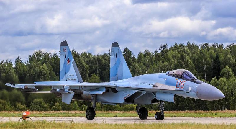 苏35与歼16,两种先进战斗机的性能比较与探讨,苏35与歼16战斗机性能比较及探讨