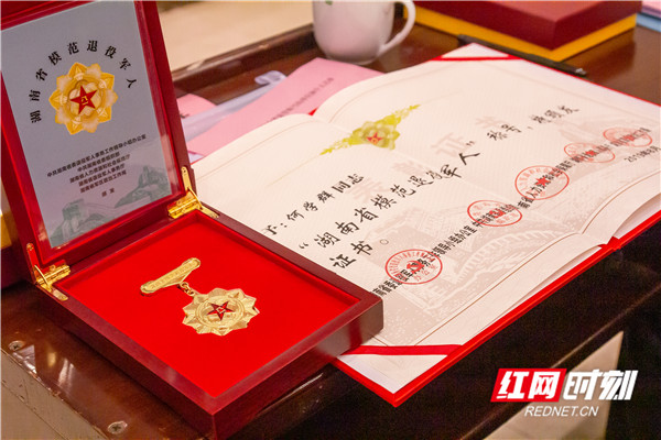 八一胸章退休待遇,荣誉与待遇并存,八一胸章荣誉与待遇并存,退休待遇详解