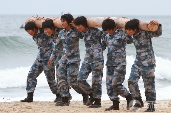 中国海军女兵风姿，图片中的坚韧与力量，中国海军女兵风采，坚韧与力量的图片展现