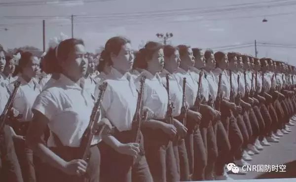 女民兵阅兵方队高清大图，展现新时代巾帼英雄风采，新时代巾帼英雄风采，女民兵阅兵方队高清大图展示