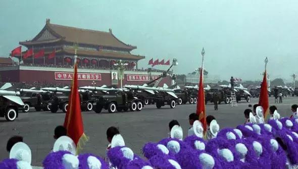 历年国庆阅兵走过天安门画面，壮丽画卷展现国家力量与荣耀，历年国庆阅兵壮丽画卷，国家力量与荣耀展现天安门之下