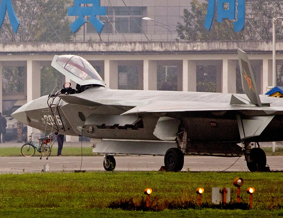 现代战舰，F-22与歼-20，究竟谁更胜一筹？，现代战舰对决，F-22与歼-20，谁主沉浮？