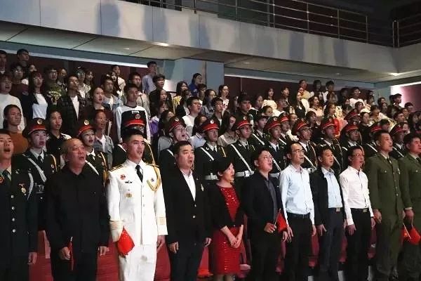 澳门市民观看国庆阅兵，共同感受国家的繁荣与力量，澳门市民共赏国庆阅兵，共感祖国繁荣力量